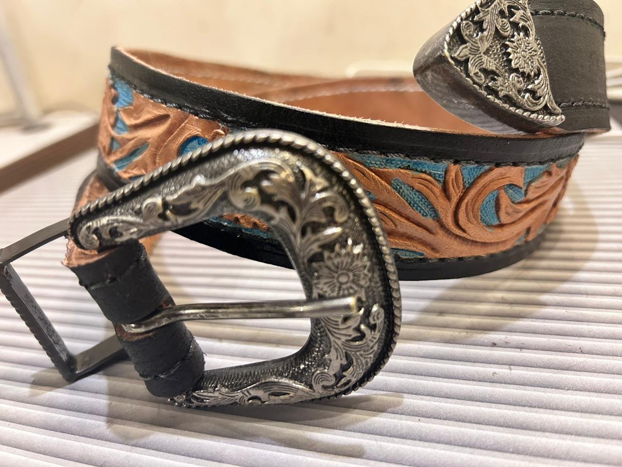 Men’s belt high quality leather and hand carved Sheridan design