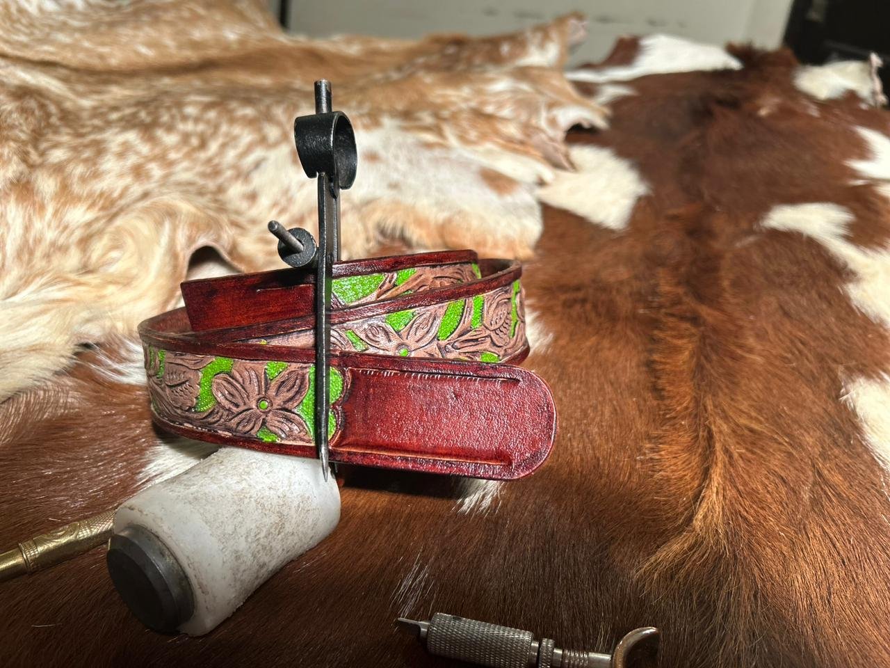 Men’s belt high quality leather and hand carved Sheridan design