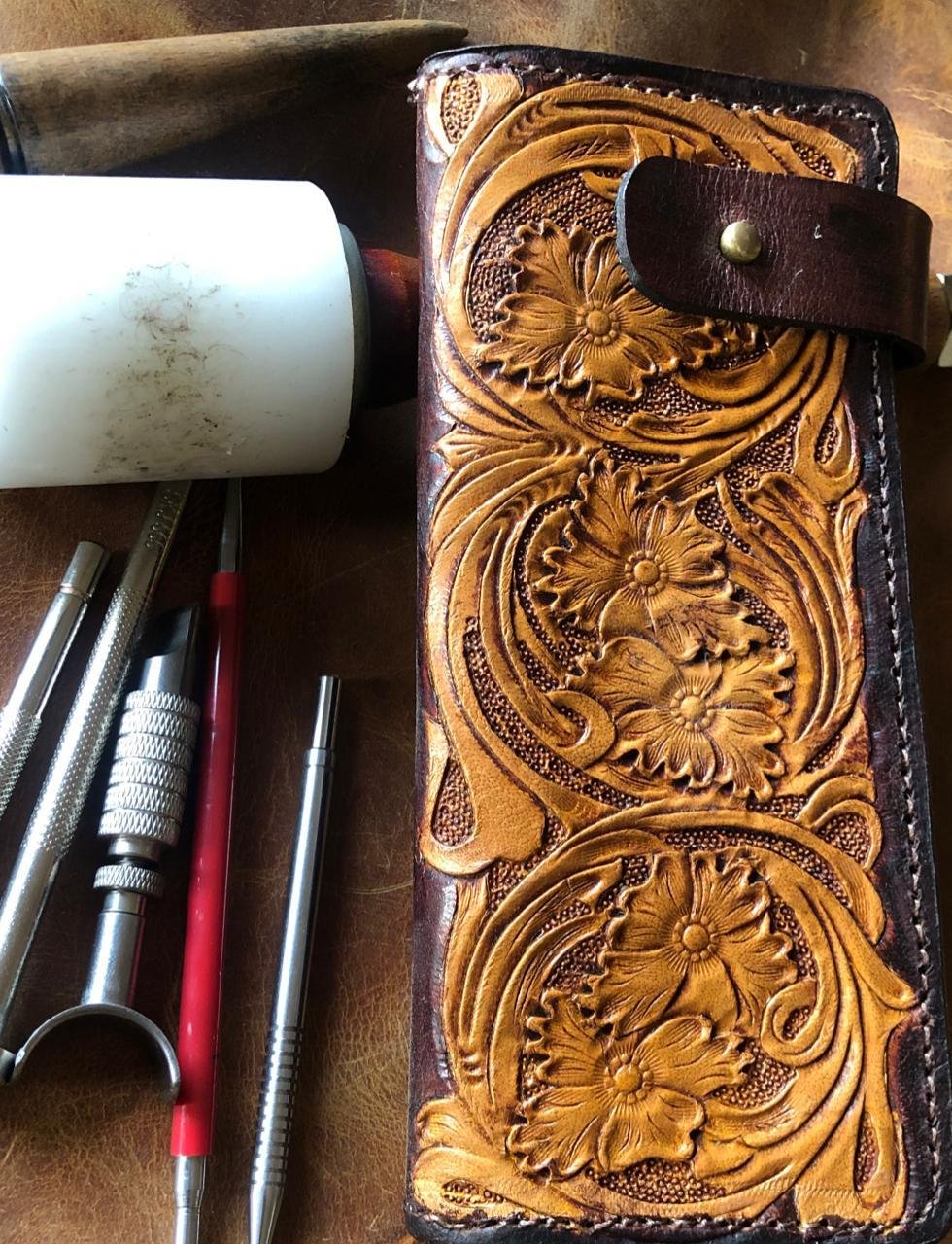 Men’s Wallet high quality leather, hand carved Sheridan floral design.